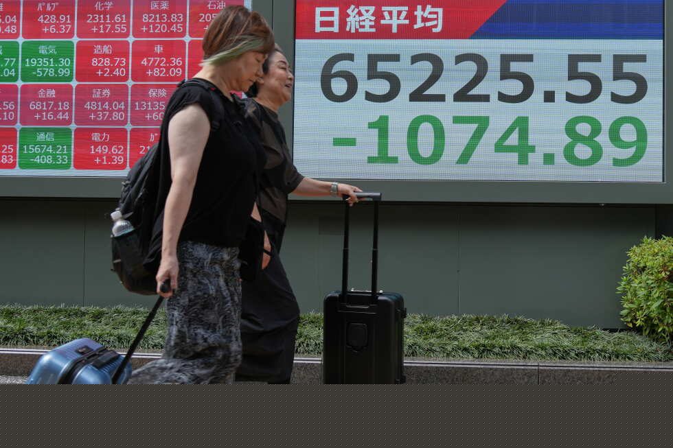 Asian shares are mixed after US stocks fall back while oil rebounds