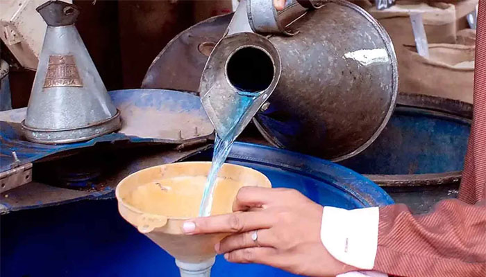 مہنگائی کے ستائے عوام کو بڑا ریلیف، مٹی کا تیل سستا ہو گیا