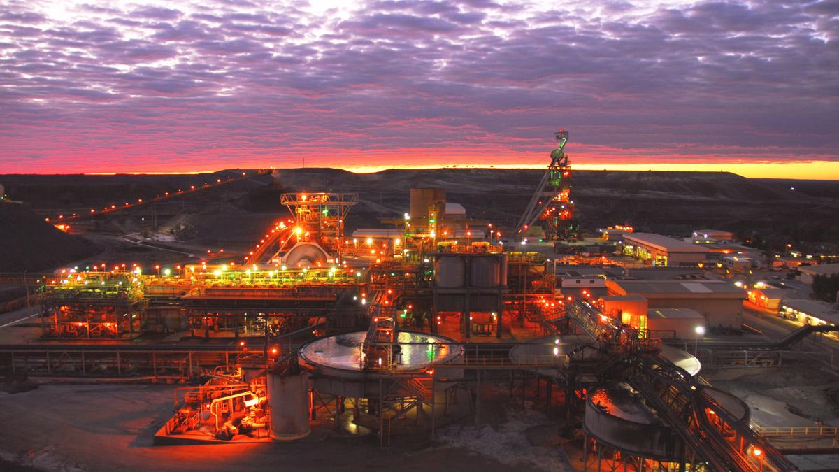 Leinster: Town once home to 800 FIFO mine site workers rocked by tremors from mining blast