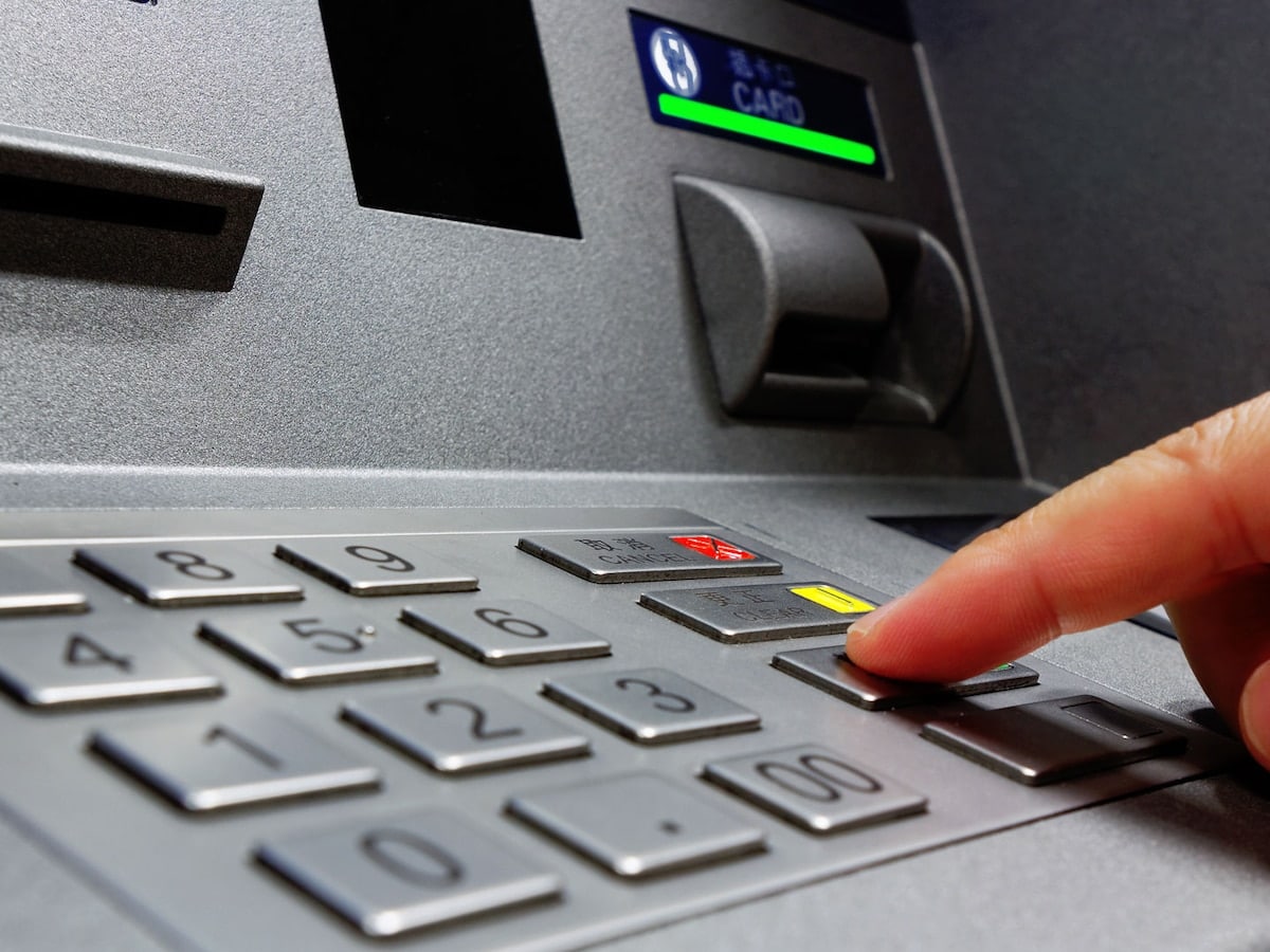Así roban tarjetas al retirar dinero en cajeros automáticos