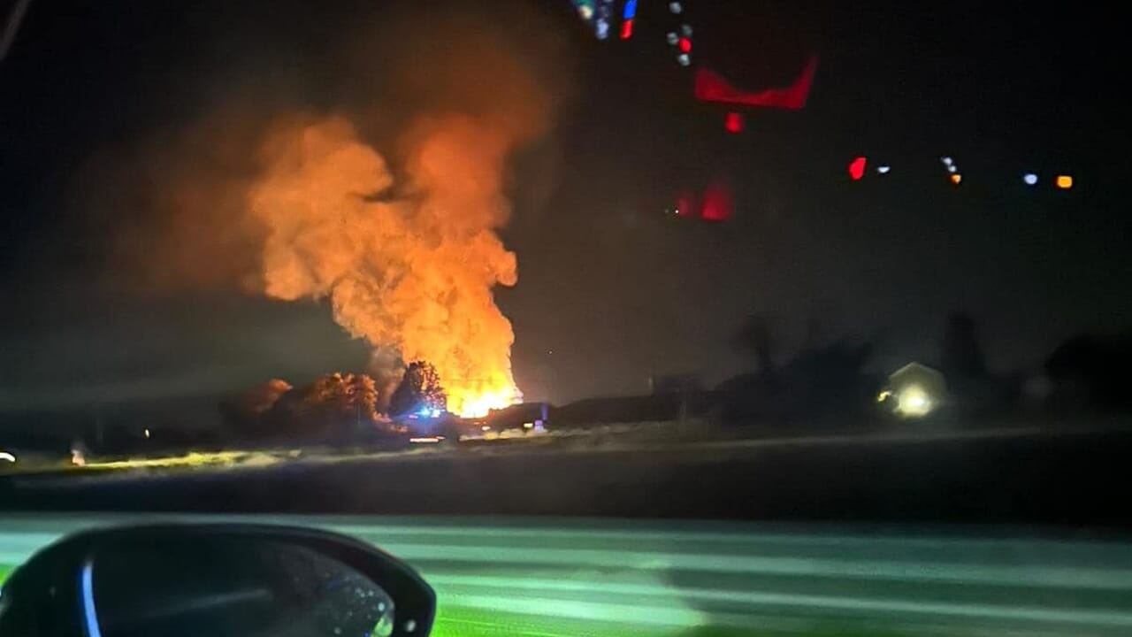 Incendio devasta parte di un agriturismo nel Milanese: il rogo è durato tutta la notte