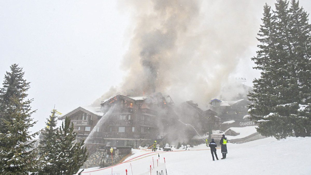 Incendie dans un hôtel de luxe à Courchevel : 300 personnes évacuées, des pompiers blessés... l'inquiétant sinistre qui pose question