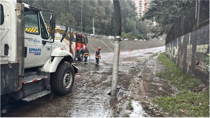 Colapso vehicular en Quito por inundación en la Mariscal Sucre
