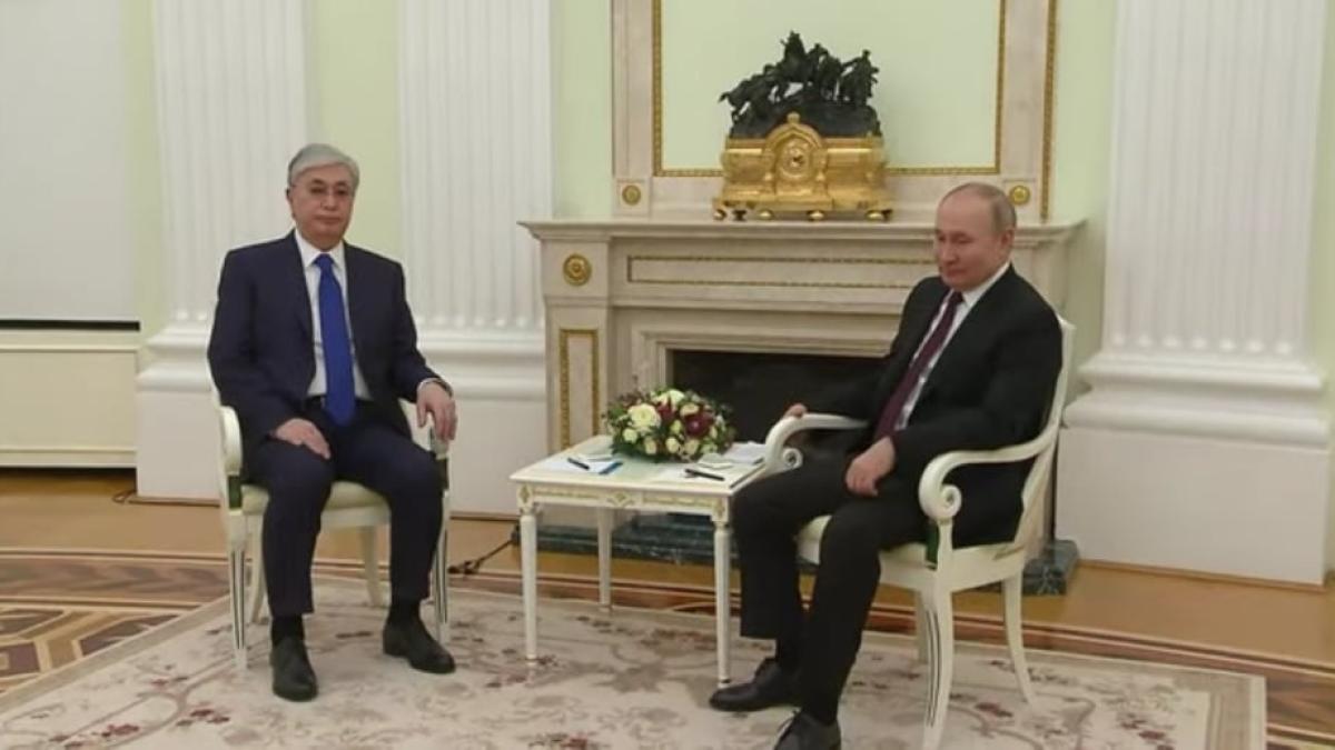 Preşedintele Kazahstanului îl îndeamnă pe Putin să îngheţe războiul din Ucraina