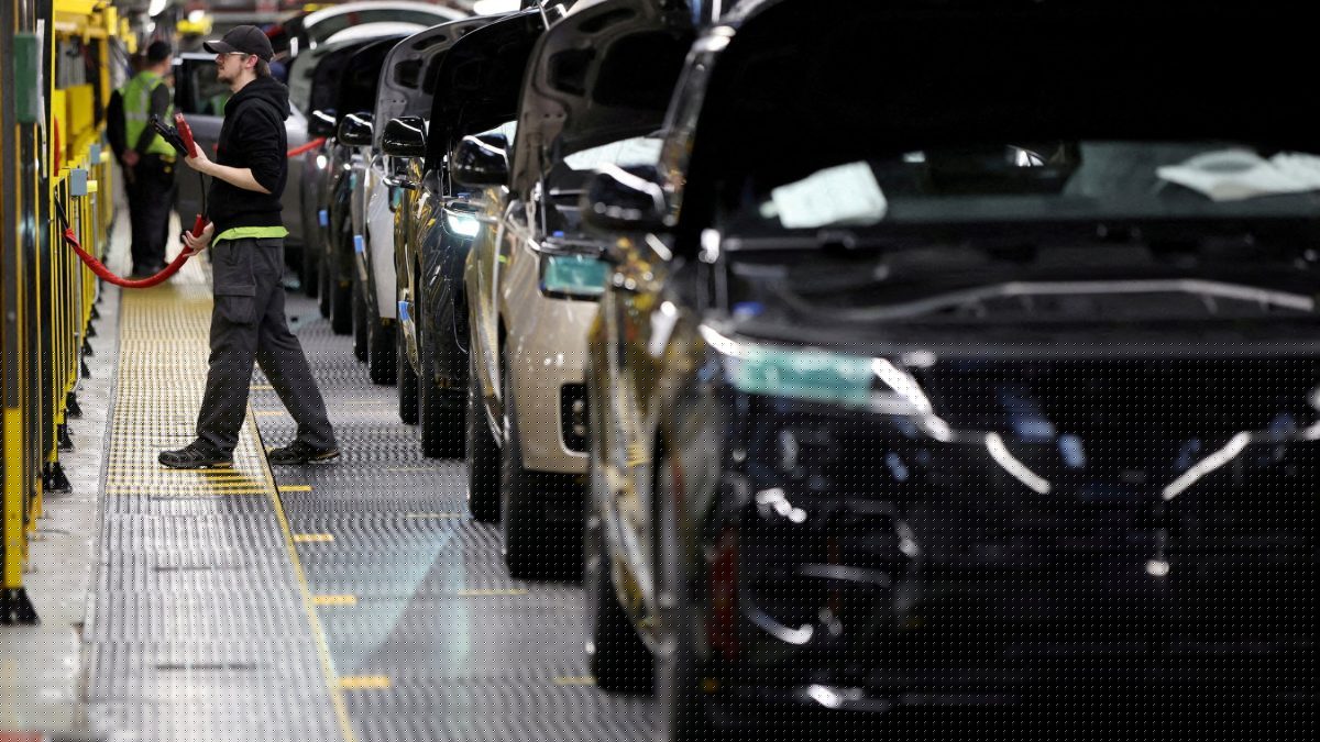 Government to guarantee £1.5bn loan to Jaguar Land Rover after cyber shutdown
