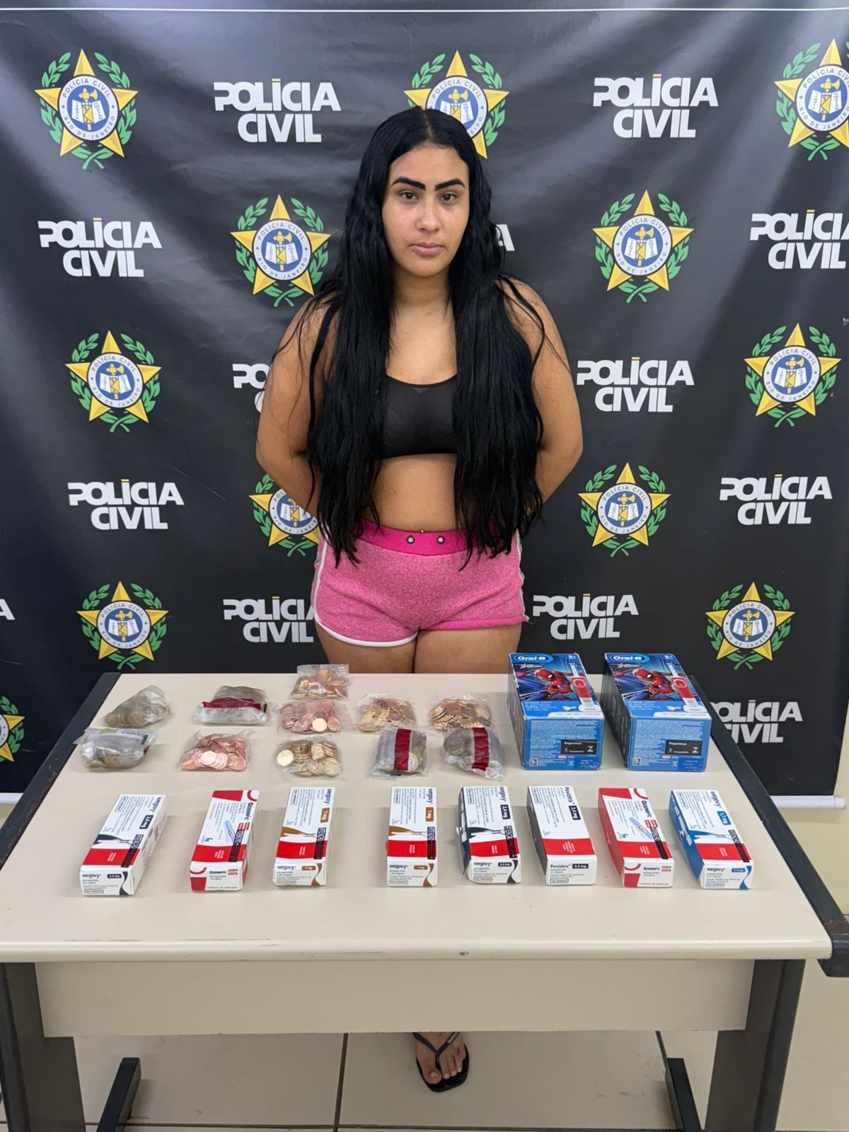 'Canetas emagrecedoras': polícia prende mulher suspeita de integrar quadrilha especializada em roubos a farmácias no Rio