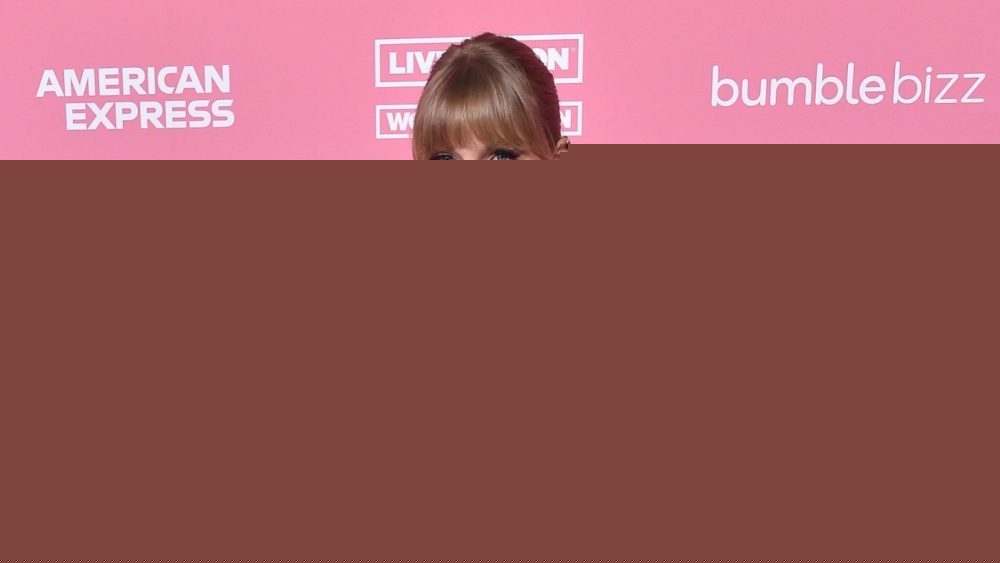 Taylor Swift and Travis Kelce officially announce their engagement
