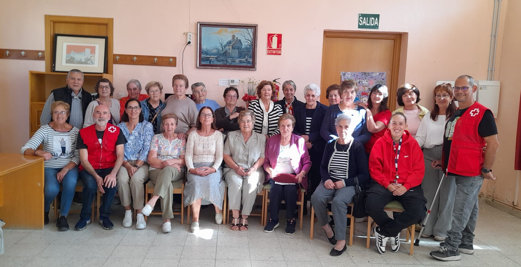 Cruz Roja imparte una charla en Cantimpalos sobre el uso de dispositivos de voz para las personas mayores