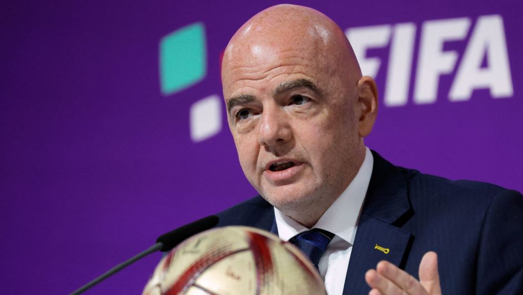 «Εμφύλιος» FIFA – UEFA: Αντιδράσεις για το σχέδιο πώλησης του Ινφαντίνο έως και του 30% των εμπορικών δικαιωμάτων των ποδοσφαιρικών αγώνων