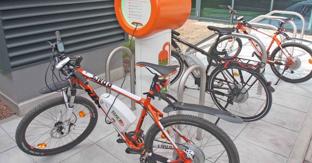 Berauscht am E-Bike - Betrunkenes Radlertrio erwischt, als einer stürzte