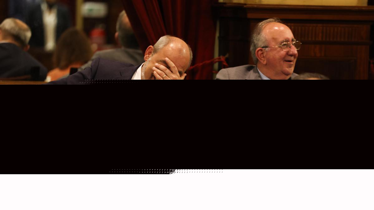 Vox boicotea con golpes en la mesa un minuto de silencio por Gaza en el Parlament balear