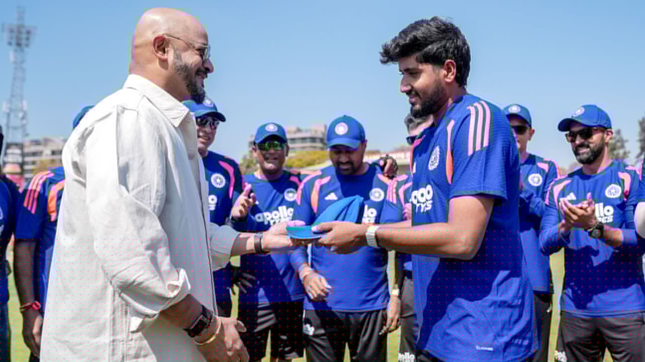 Unchanged Zimbabwe field; Yash Thakur debuts for India