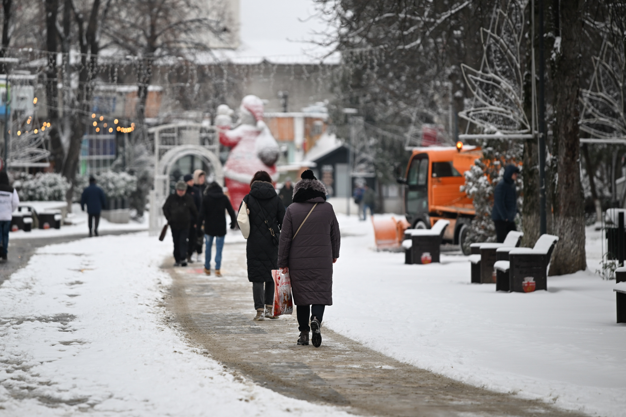 Gerul revine în forță. Avertizarea meteo a intrat acum în vigoare: ploi, polei și vânt puternic, urmate de temperaturi foarte scăzute, în cea mai mare parte a țării