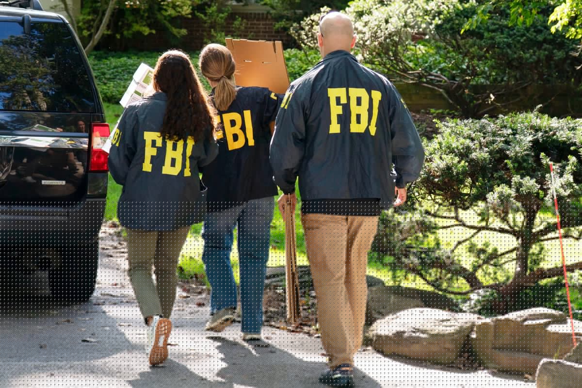 Agente del FBI es acusado de robar casi $1 millón de dólares en criptomonedas durante investigación