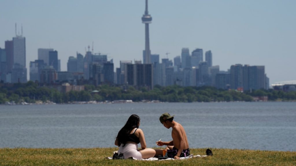 Showers possible over Civic Holiday long weekend, Monday to be sunny and warm