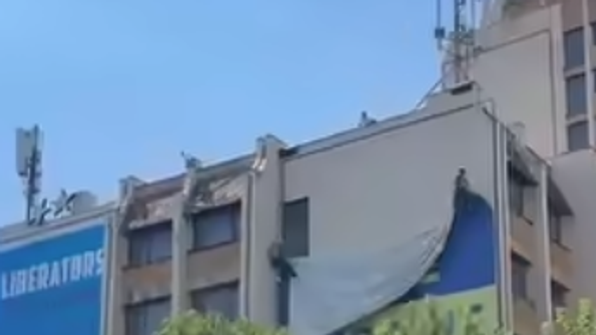 KIPTI BES PRIŠTINE PREMA ZELENSKOM, RAMA DONEO DRASTIČNU ODLUKU! Pogledajte kako je zastava Ukrajine skinuta sa zgrade u centru grada (VIDEO)