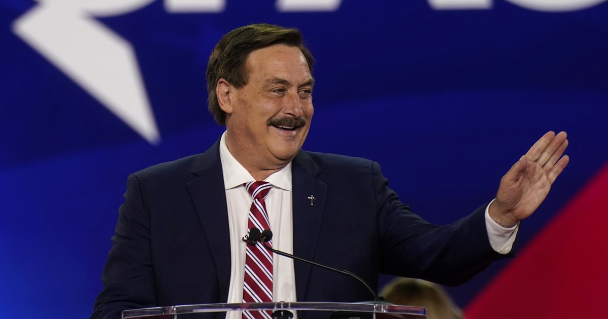 Trump Endorsed Mike Lindell...and Now It Looks Like He Has to Suffocate It With a Pillow