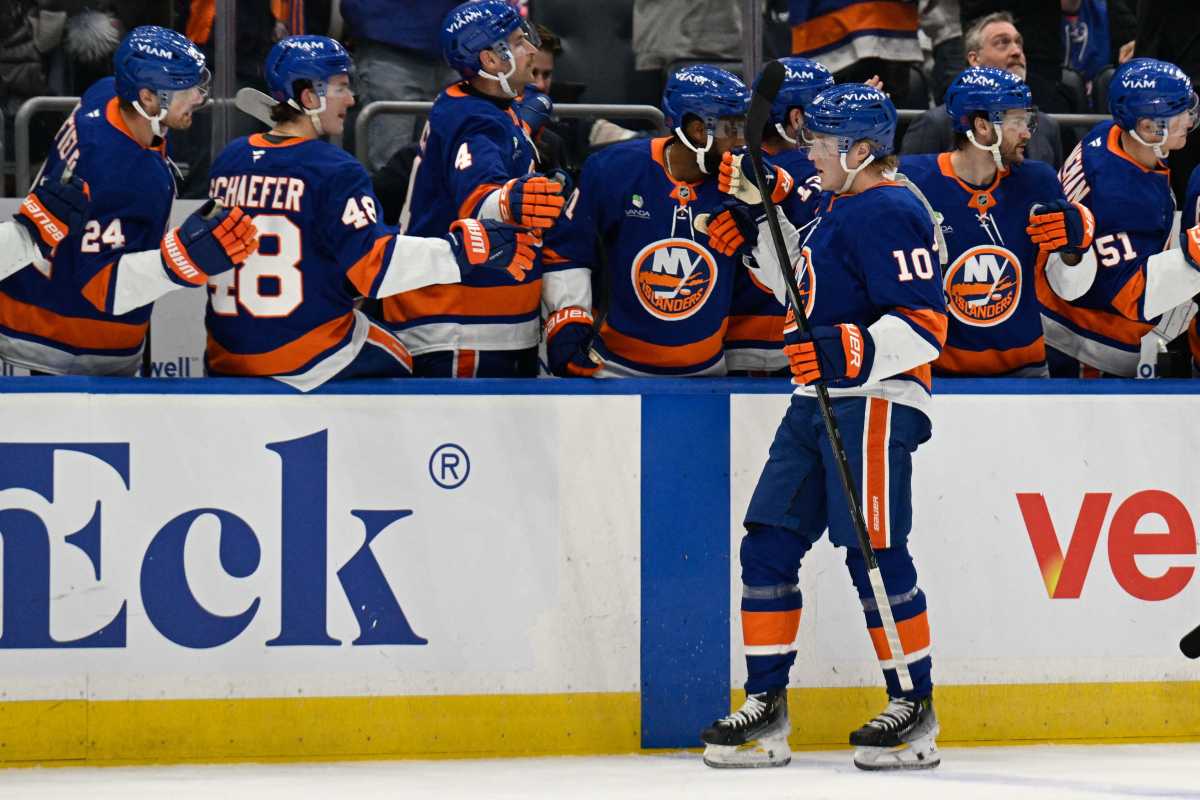 Islanders thump Rangers as Palat scores in debut, Holmstrom records 3 points