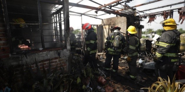 Bomberos controlan incendio en colonia Huentitán el Alto