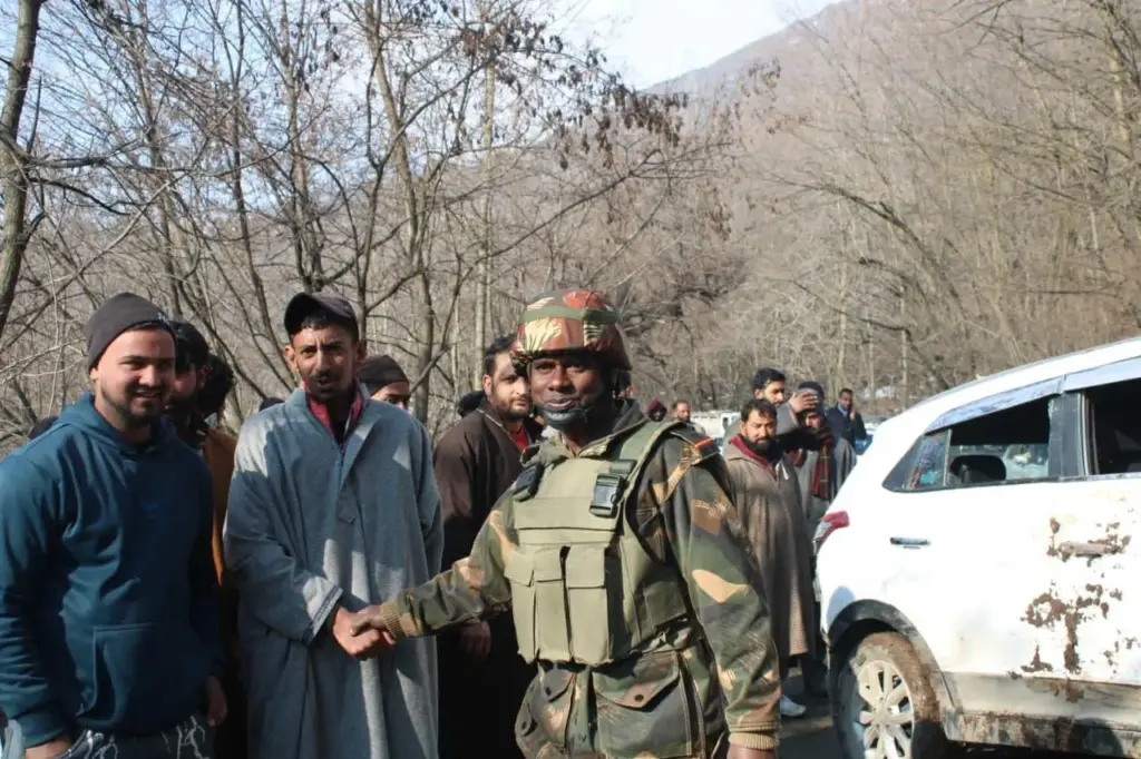 Army Provides Swift Assistance to Accident Victims in Ajas