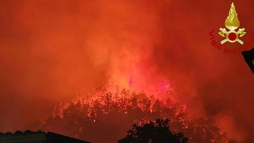 Mbi 200 të evakuuar nga zjarri masiv pranë liqenit Garda