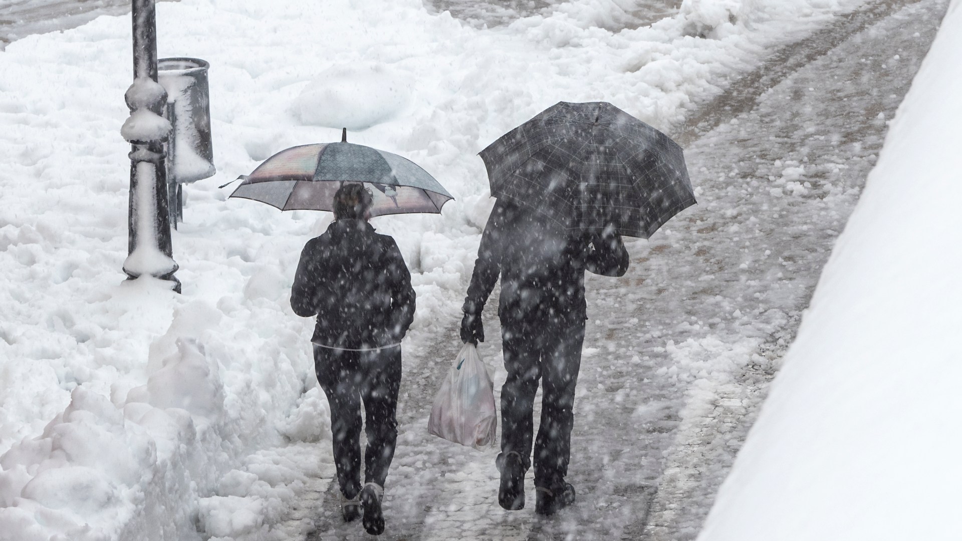 Thousands of commuters left stranded as US city suspends major transit service with rivers frozen ahead of bomb cyclone