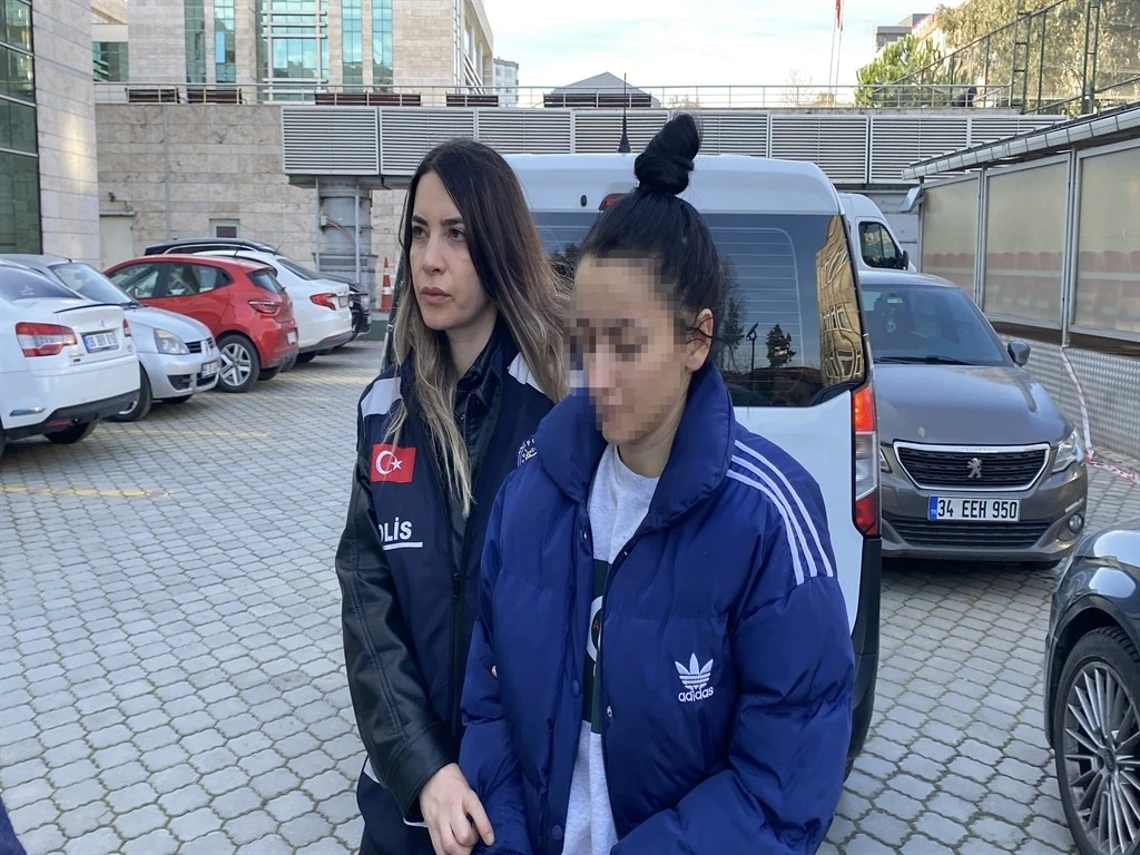 Genç kızlar eve çağırdıkları kişiyi dövüp telefonuna el koydu