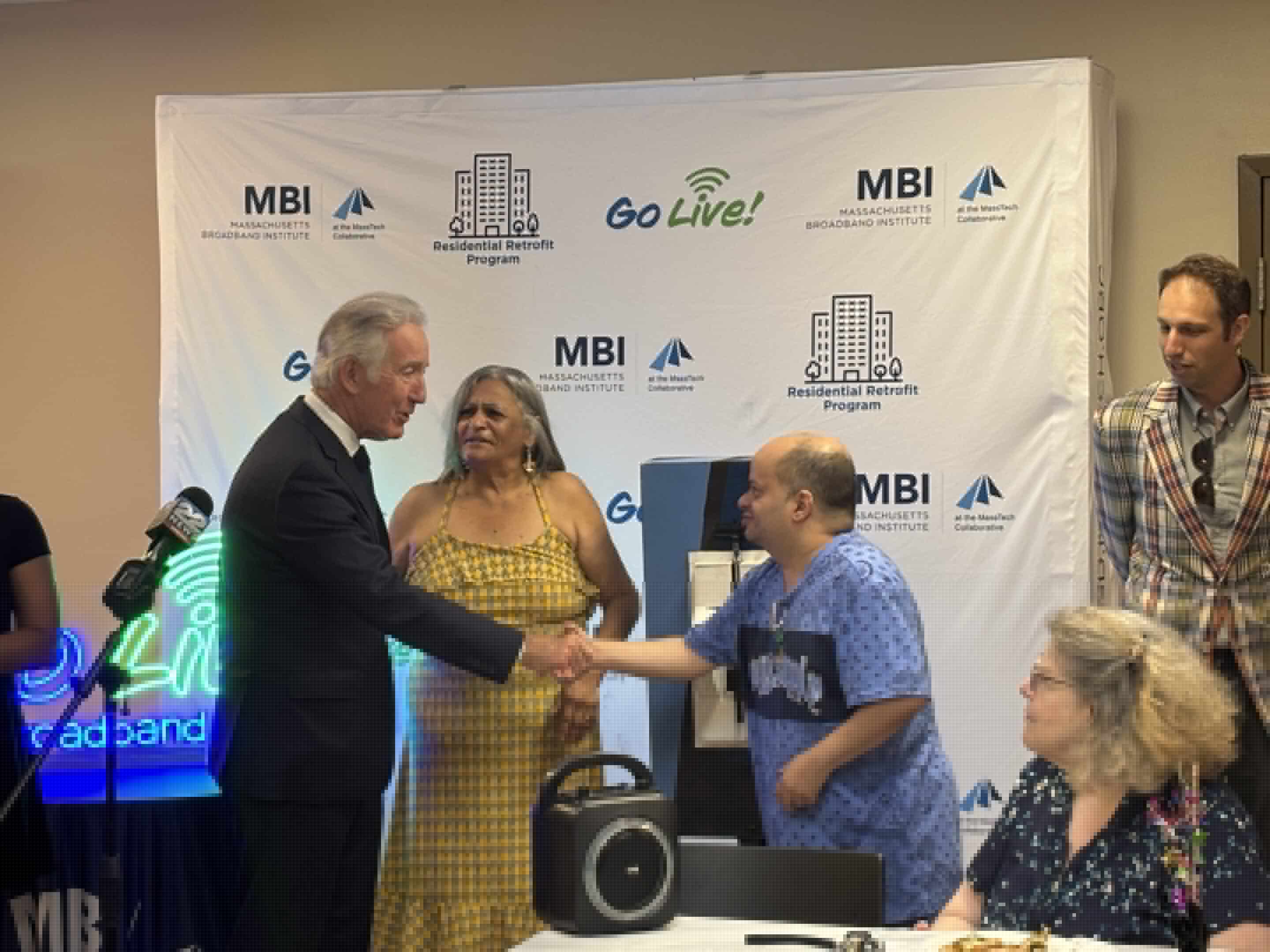 Senior residents celebrate free internet service at Dom Polski apartments