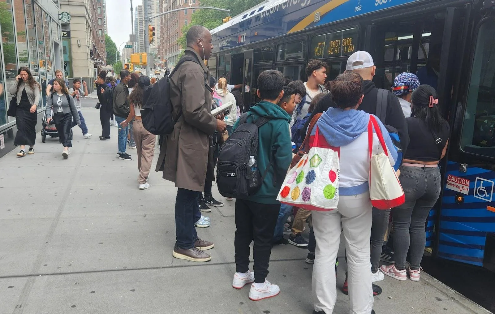 Niños migrantes recién llegados quedan sin apoyo en las escuelas más saturadas de NY