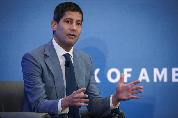 Cine este Kevin Warsh, omul pe care Donald Trump vrea să-l pună la conducerea Fed, cea mai puternică bancă centrală din lume. Legătura fabuloasă cu România: Este ginerele lui Ronald Lauder, cel alături de care Adrian Sârbu a lansat PRO TV