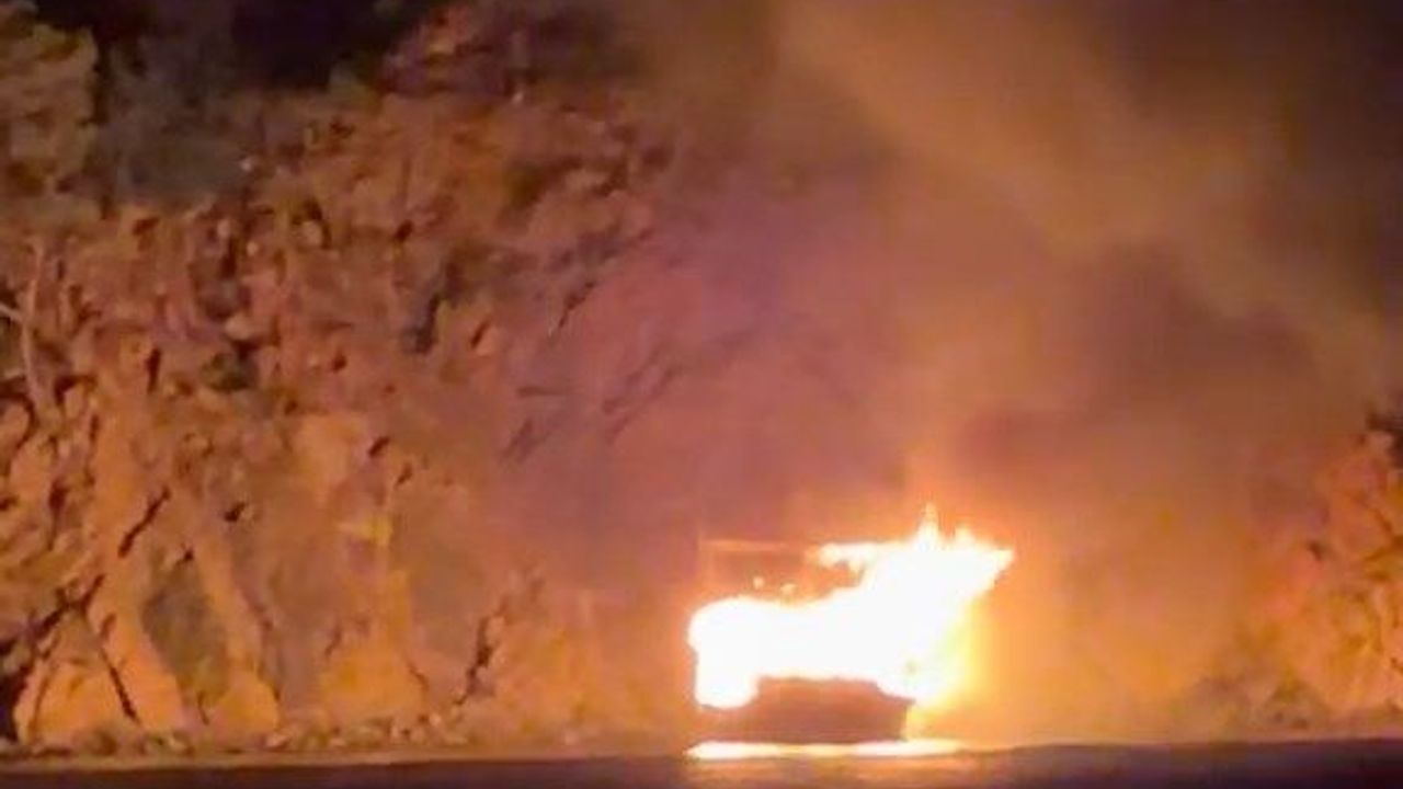 Antalya'da koyda demirli tur teknesi yandı