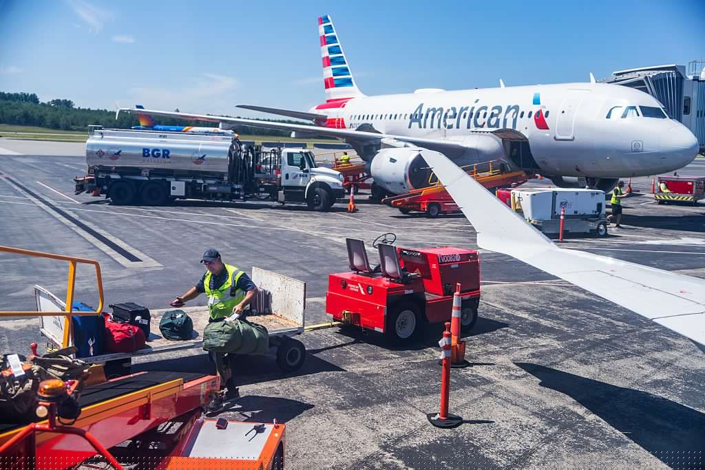 American Airlines Tells Travelers: “Come Pick Up Your Luggage” After IT Outage