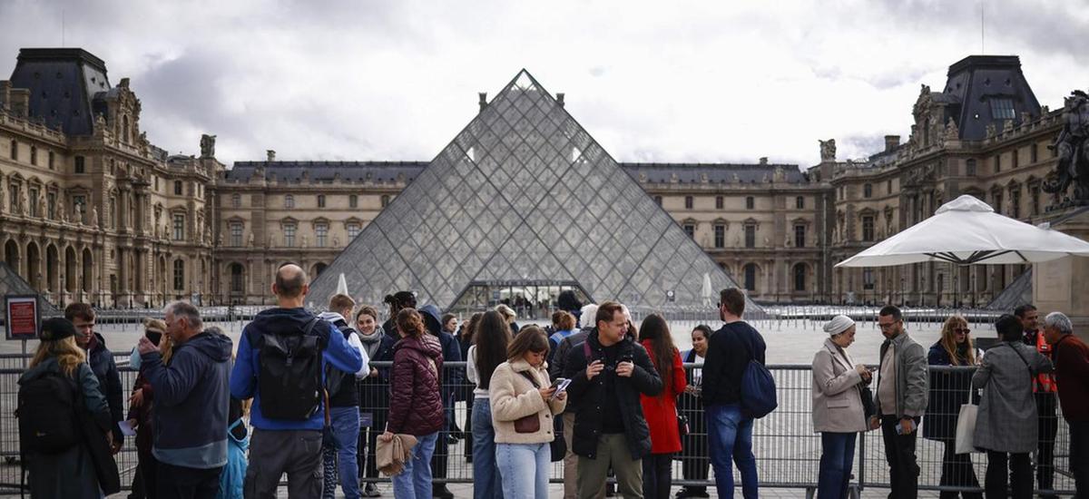 Colpo al Louvre, bottino da 88 milioni. Ma dei rapinatori nessuna traccia