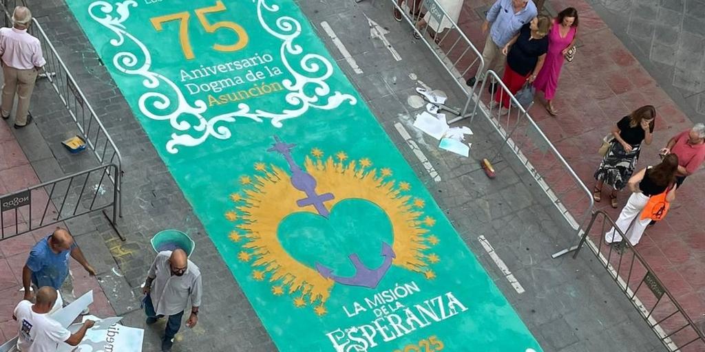 La calle Asunción se engalana para recibir a la Esperanza