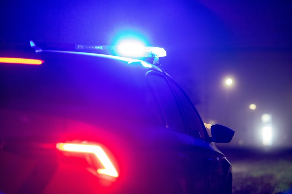 Funcionaria policial es acusada de ayudar a su hijo a huir tras tiroteo ligado a pandillas en Nueva York