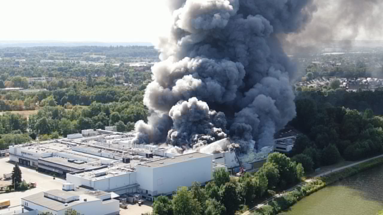 Großbrand in Fleischfabrik - Riesige Stink-Wolke über Osnabrück