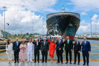 Presidentes visitan las nuevas esclusas del Canal de Panamá