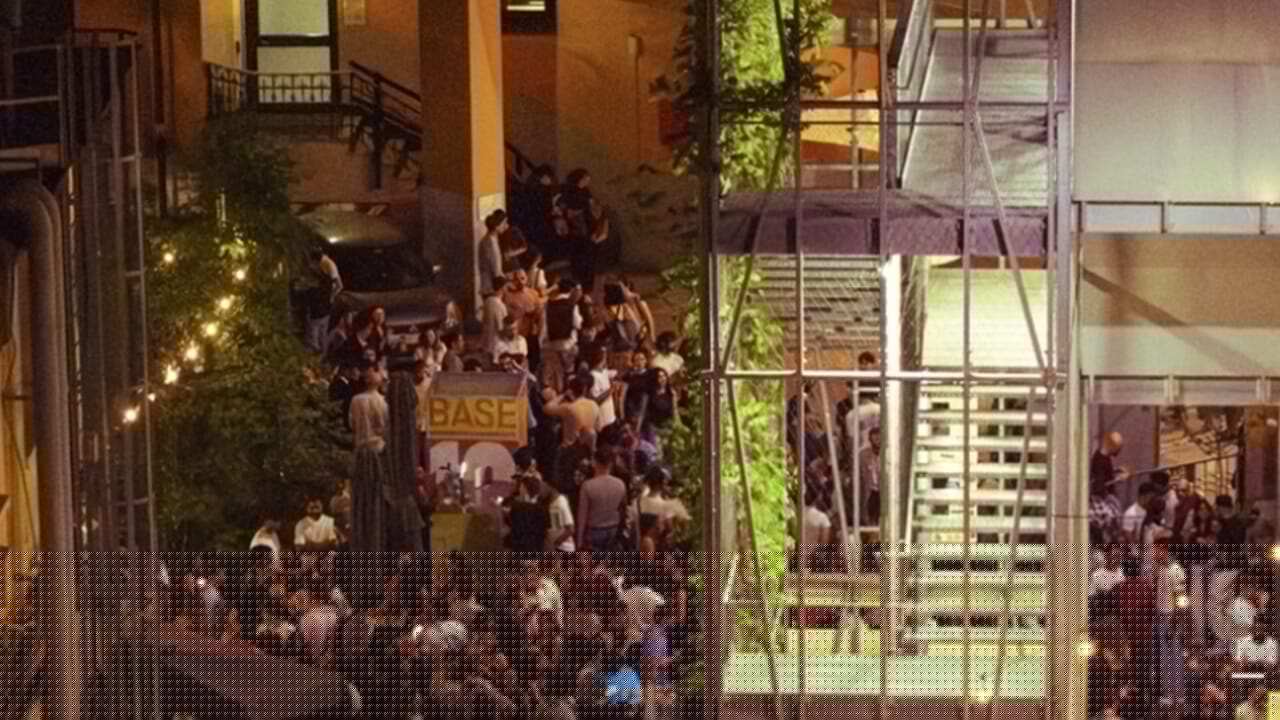 Milano si svuota, ma Base non chiude: la novità dell'estate è il campo da bocce nel cortile