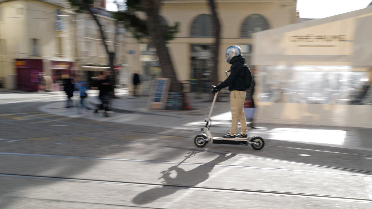 Trottinettes électriques: casque et gilet réfléchissant obligatoires dans l'agglomération parisienne