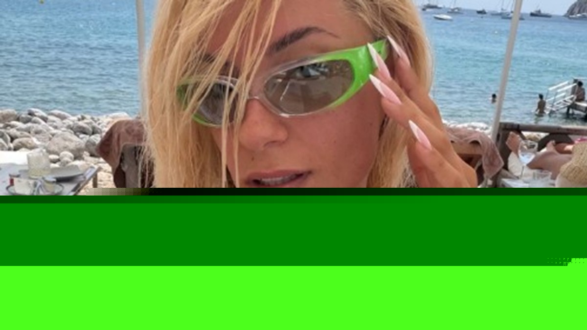 SARA JO SE SKINULA NA IBICI! Pevačica u mini bikiniju mami uzdahe na plaži, a od dečka Alekseja Bjelogrlića NI TRAGA NI GLASA (FOTO)