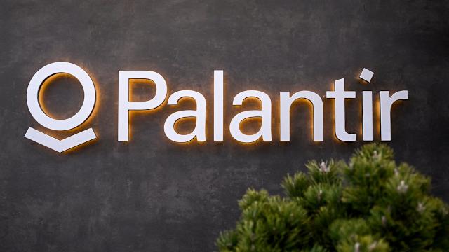 Palantir (NASDAQ: PLTR) vs. Salesforce (NYSE: CRM): Competing AI Visions Produce a Clear Risk-Adjusted Winner