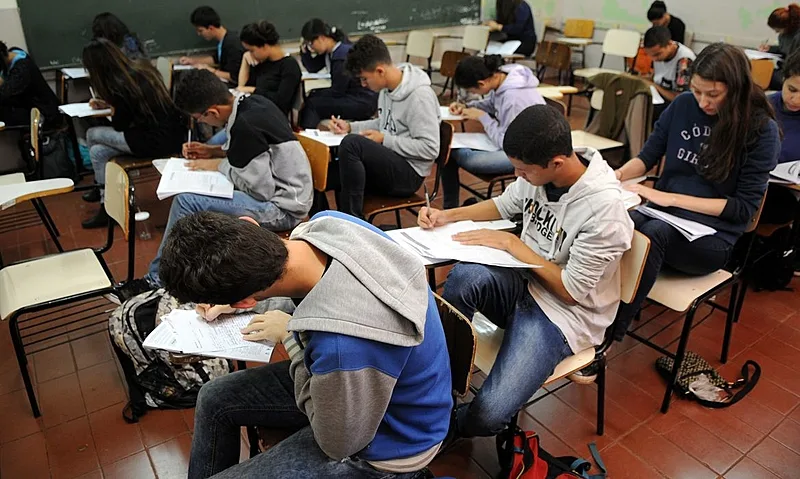 Após pressão, Celina Leão revoga medida que retirava recurso das escolas do DF