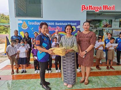 Rotarians and Spoofers award scholarships to underprivileged children in Sattahip