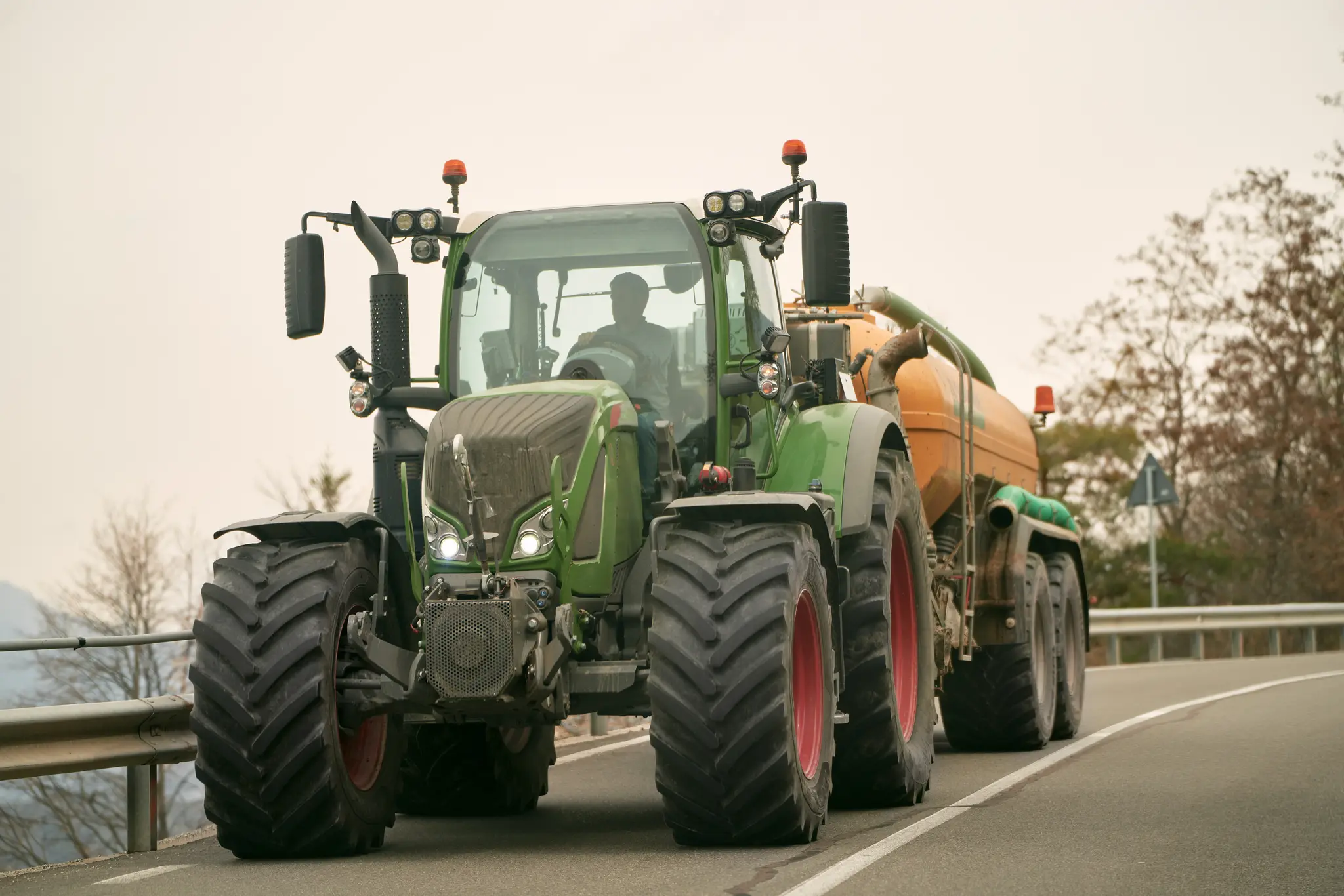 Alkoholisierter Traktorfahrer nach Sturz überrollt