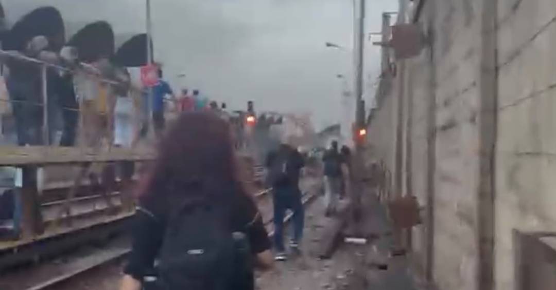 Vídeo: Passageiros são forçados a andar pelos trilhos do metrô em meio a ventos de 90 km/h no Rio