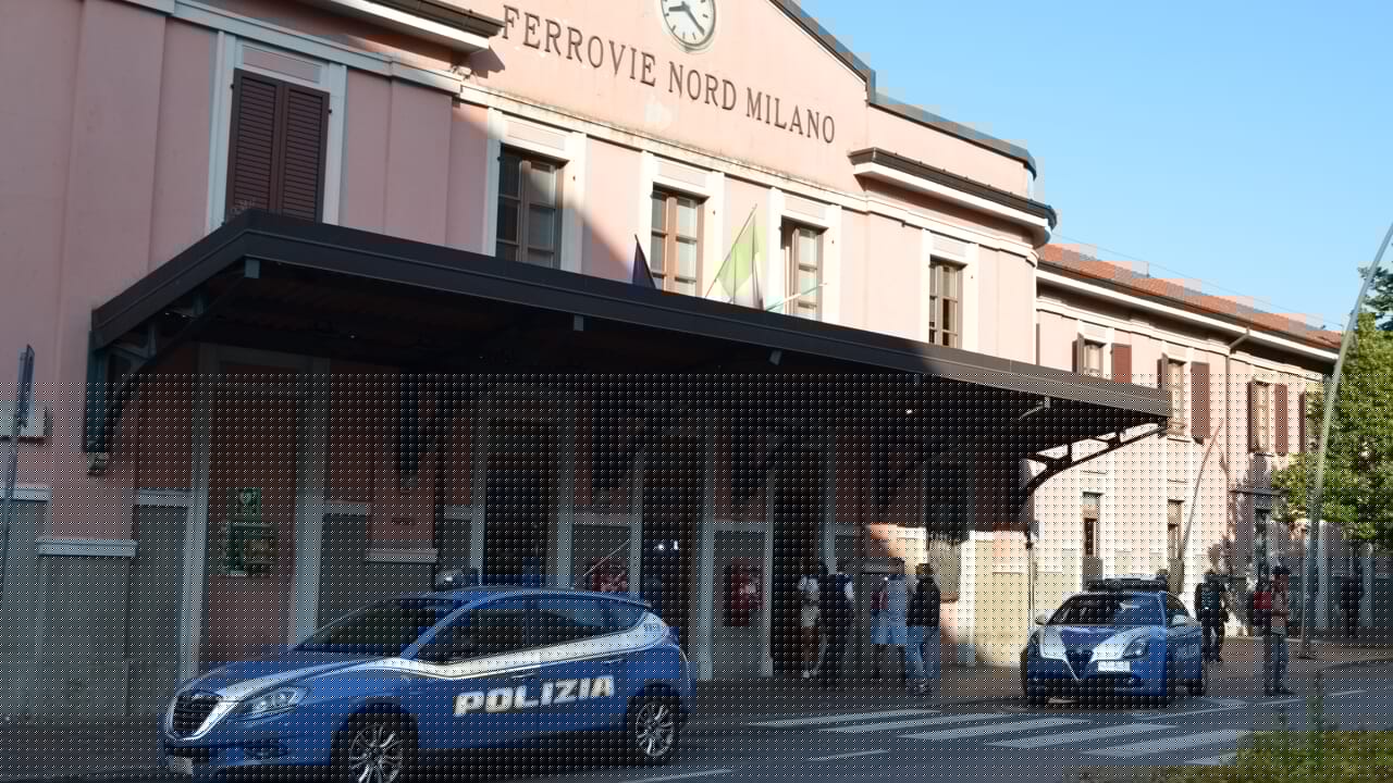 Appicca il fuoco sui treni in stazione, 34enne arrestato: usava la plastica trovata per strada come innesco
