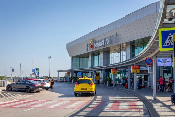 Getting to Budapest Airport by taxi will be very inconvenient from August but anger mounts over new rule – updated