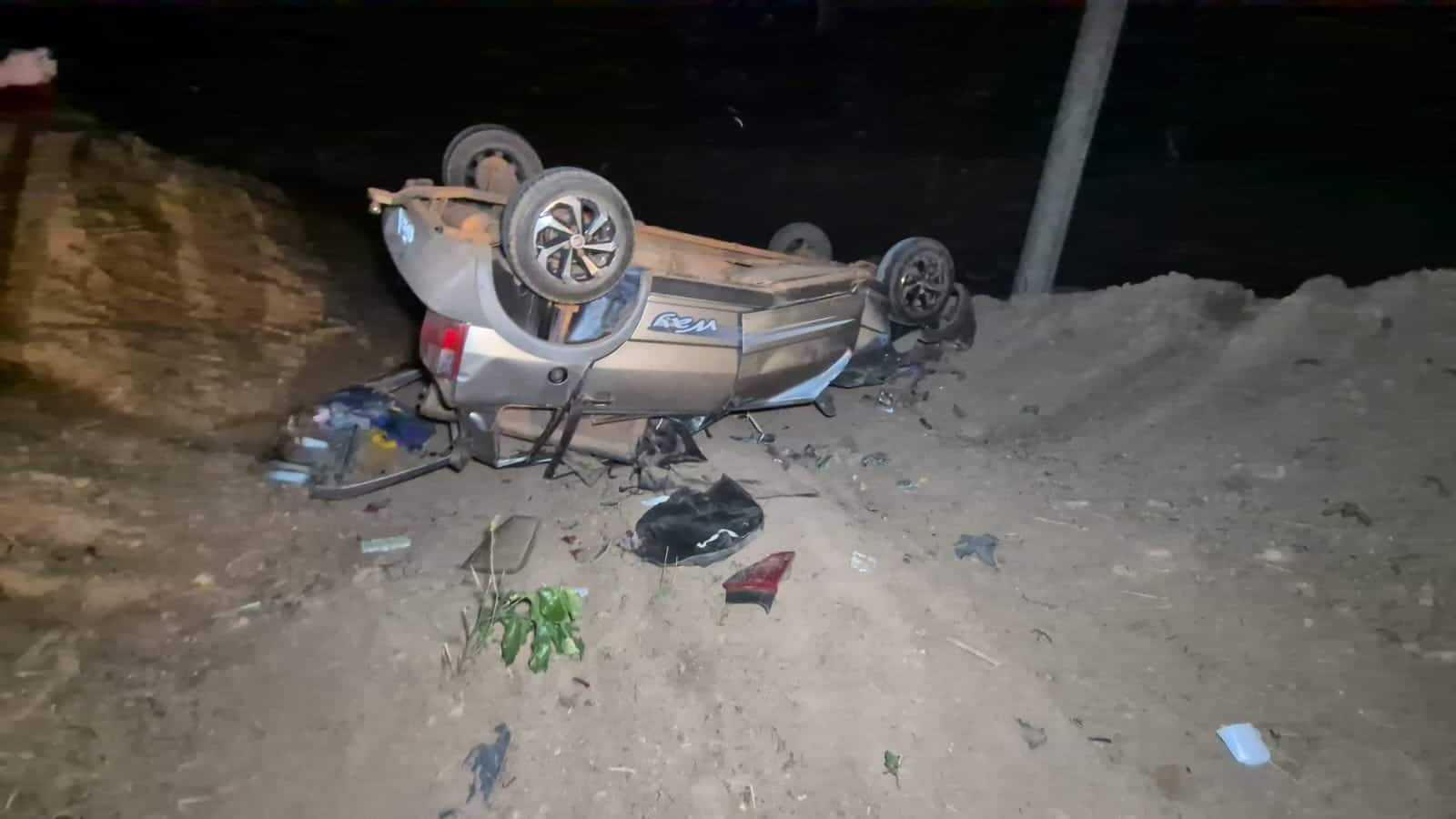 Fiat Uno capota na BR-163 em Sinop; veículo é encontrado vazio