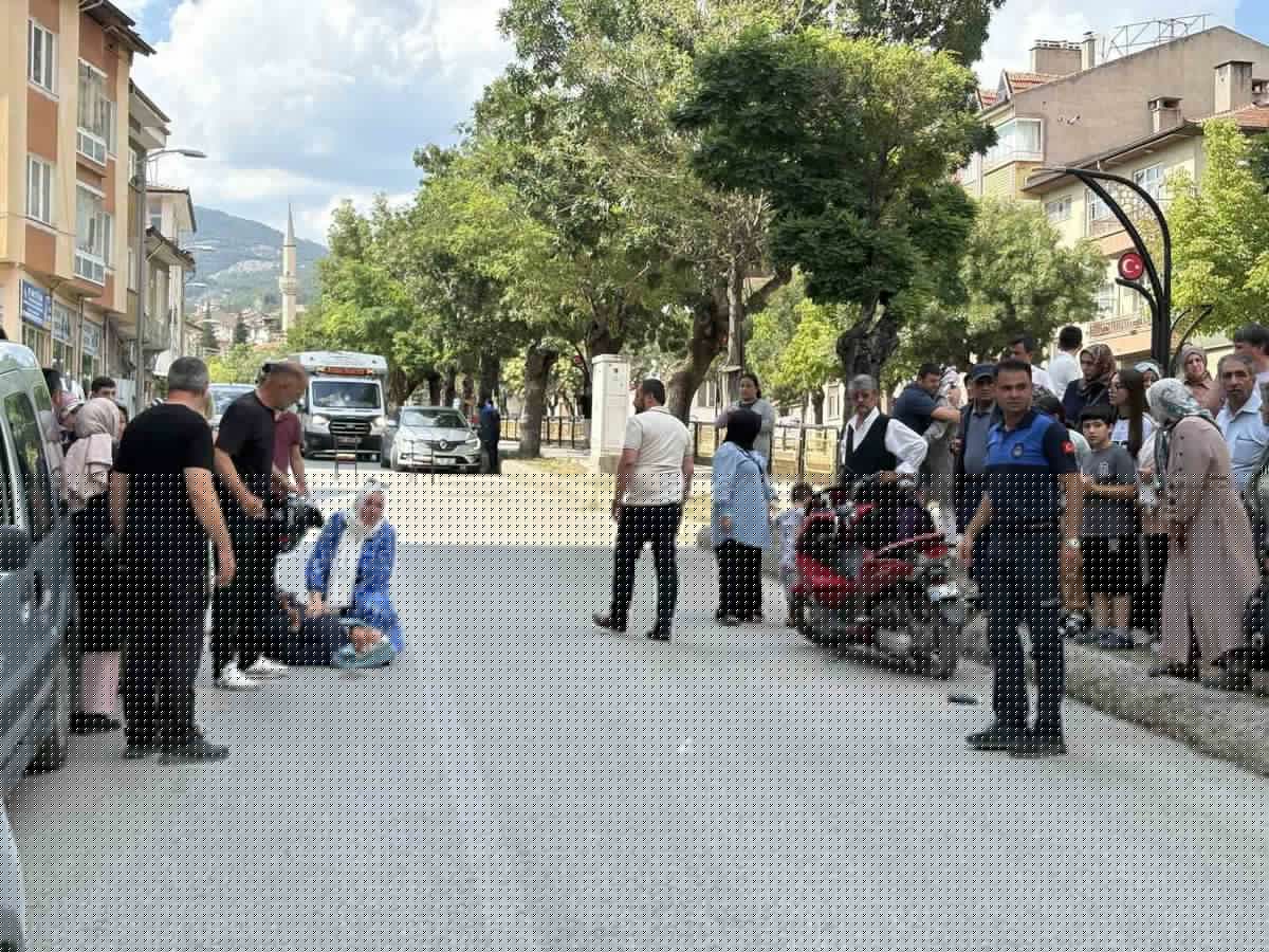 Tosya'da Motosiklet Yayaya Çarptı: 2 Yaralı