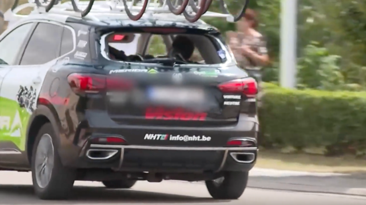 "Son état est stable"... Une cycliste s'encastre la tête la première sur la vitre arrière d'une voiture lors des championnats de Belgique espoirs